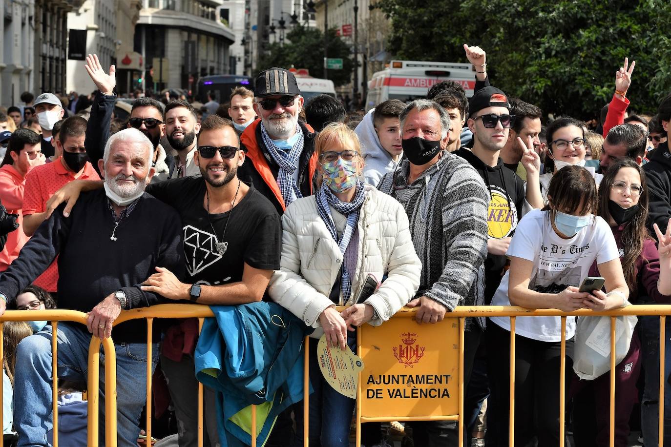 Público de la mascletà de la Plaza del Ayuntamiento este jueves.