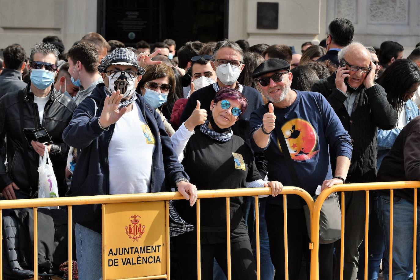 Público de la mascletà de la Plaza del Ayuntamiento este jueves.