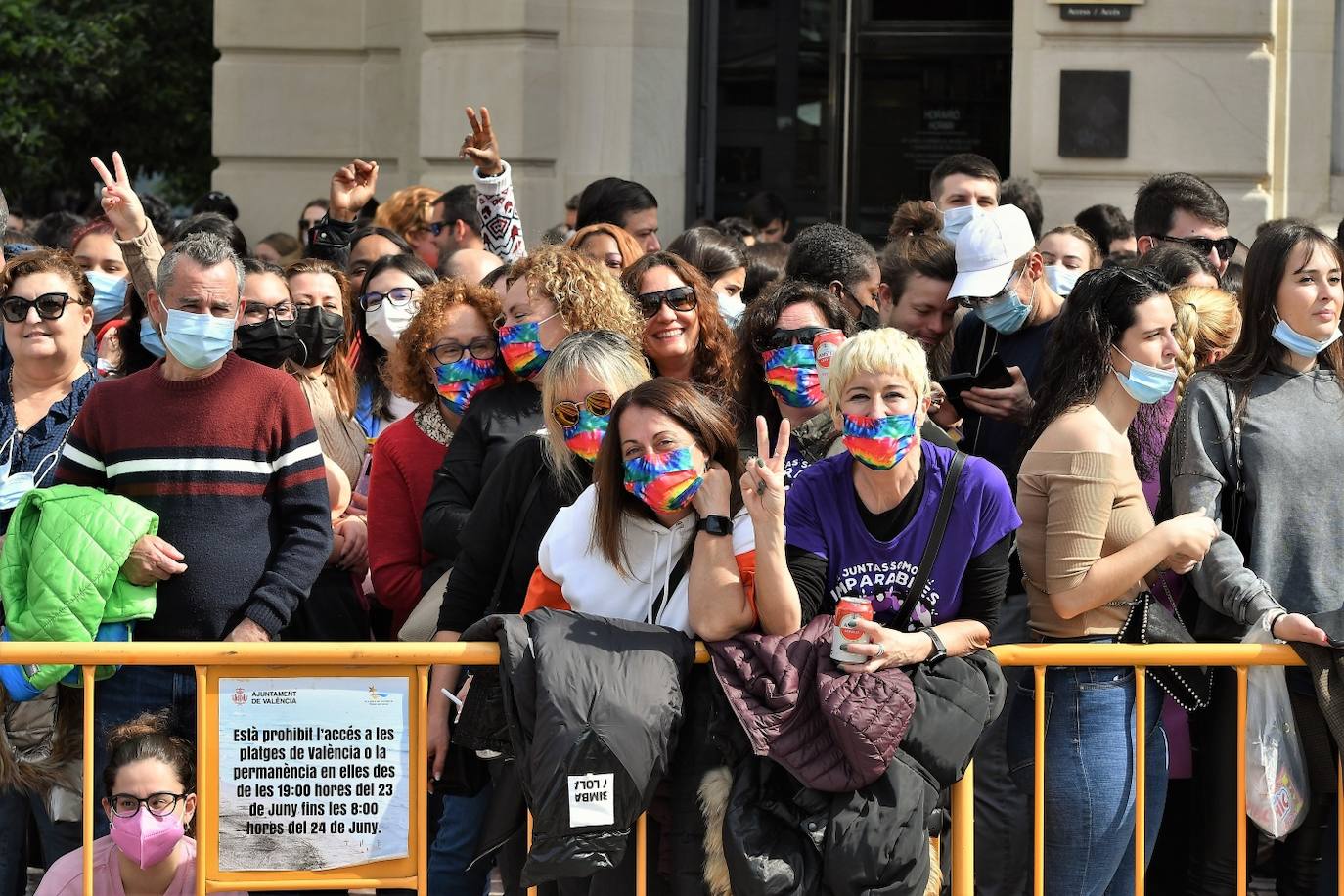 Público de la mascletà de la Plaza del Ayuntamiento este jueves.