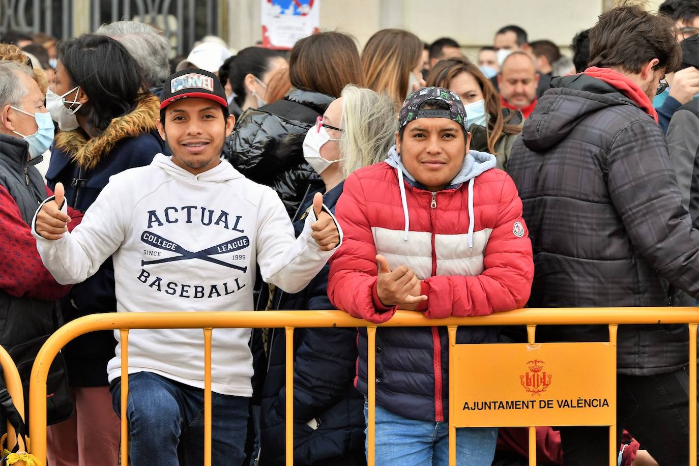 Público de la mascletà de la Plaza del Ayuntamiento este jueves.