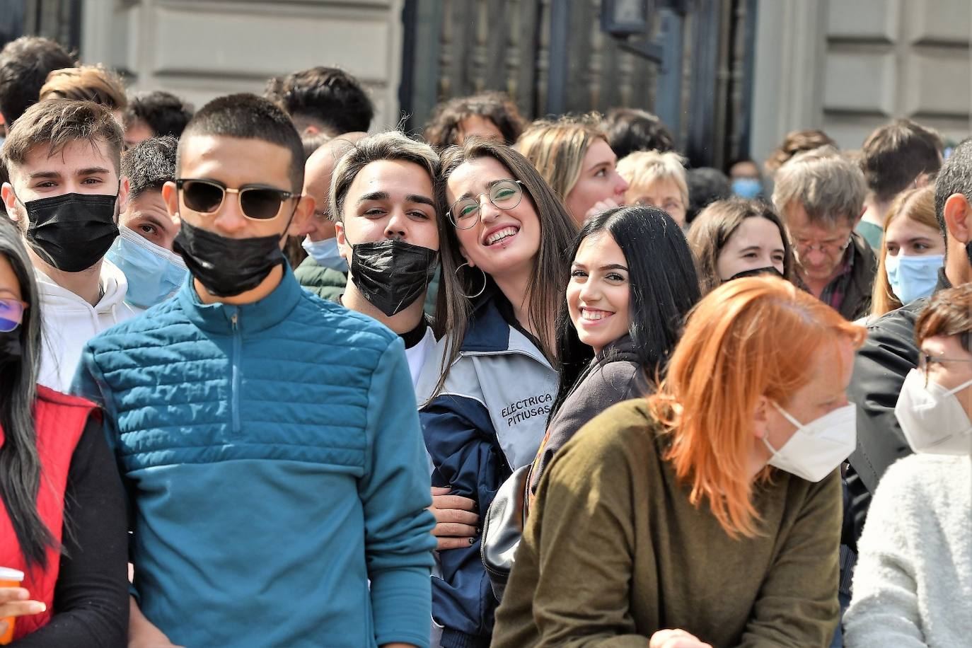 Público de la mascletà de la Plaza del Ayuntamiento este jueves.