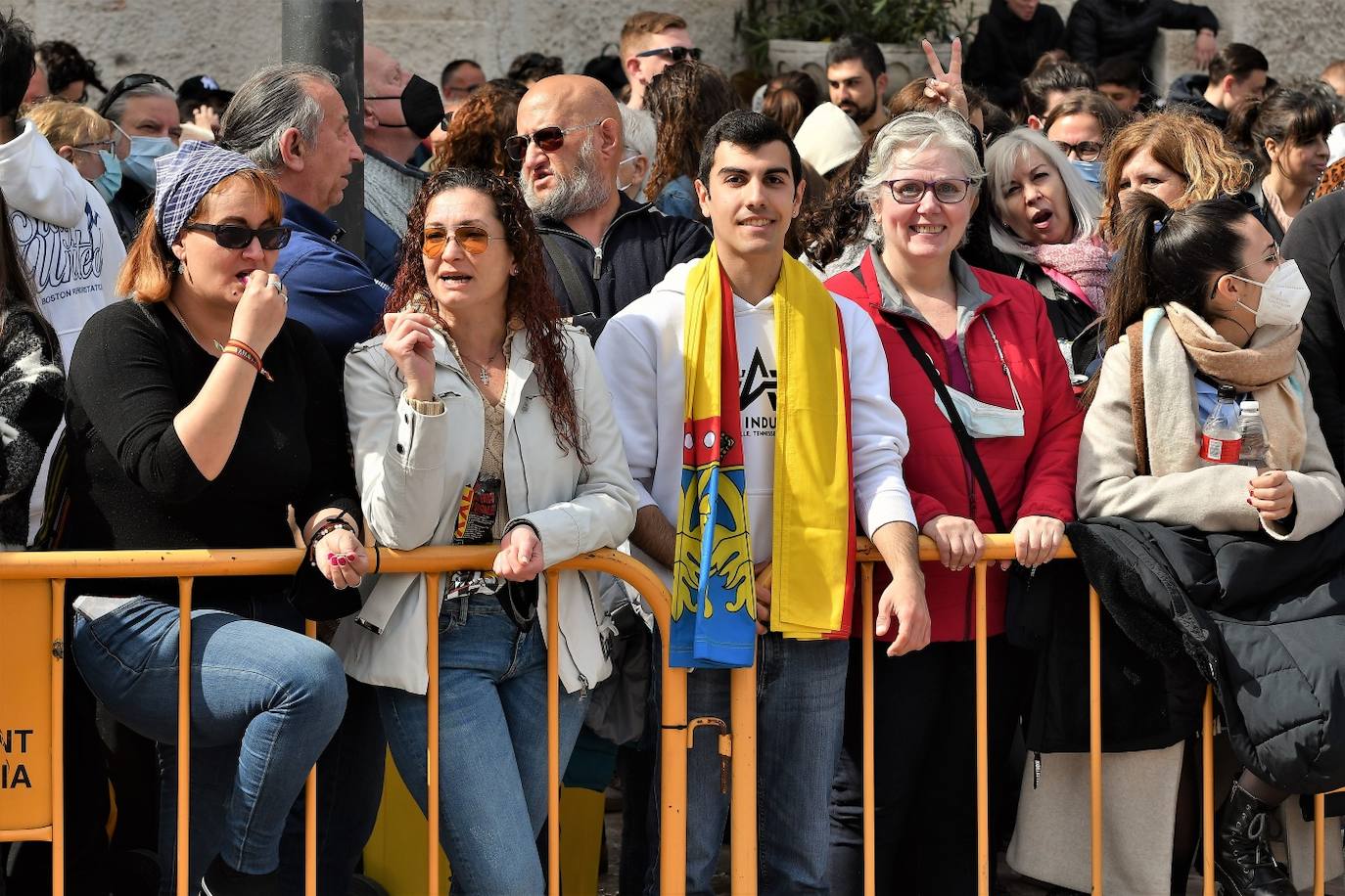 Público de la mascletà de la Plaza del Ayuntamiento este jueves.