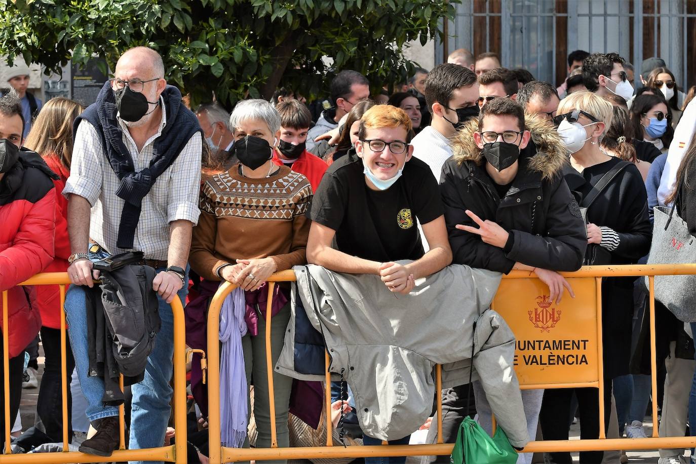 Público de la mascletà de la Plaza del Ayuntamiento este jueves.