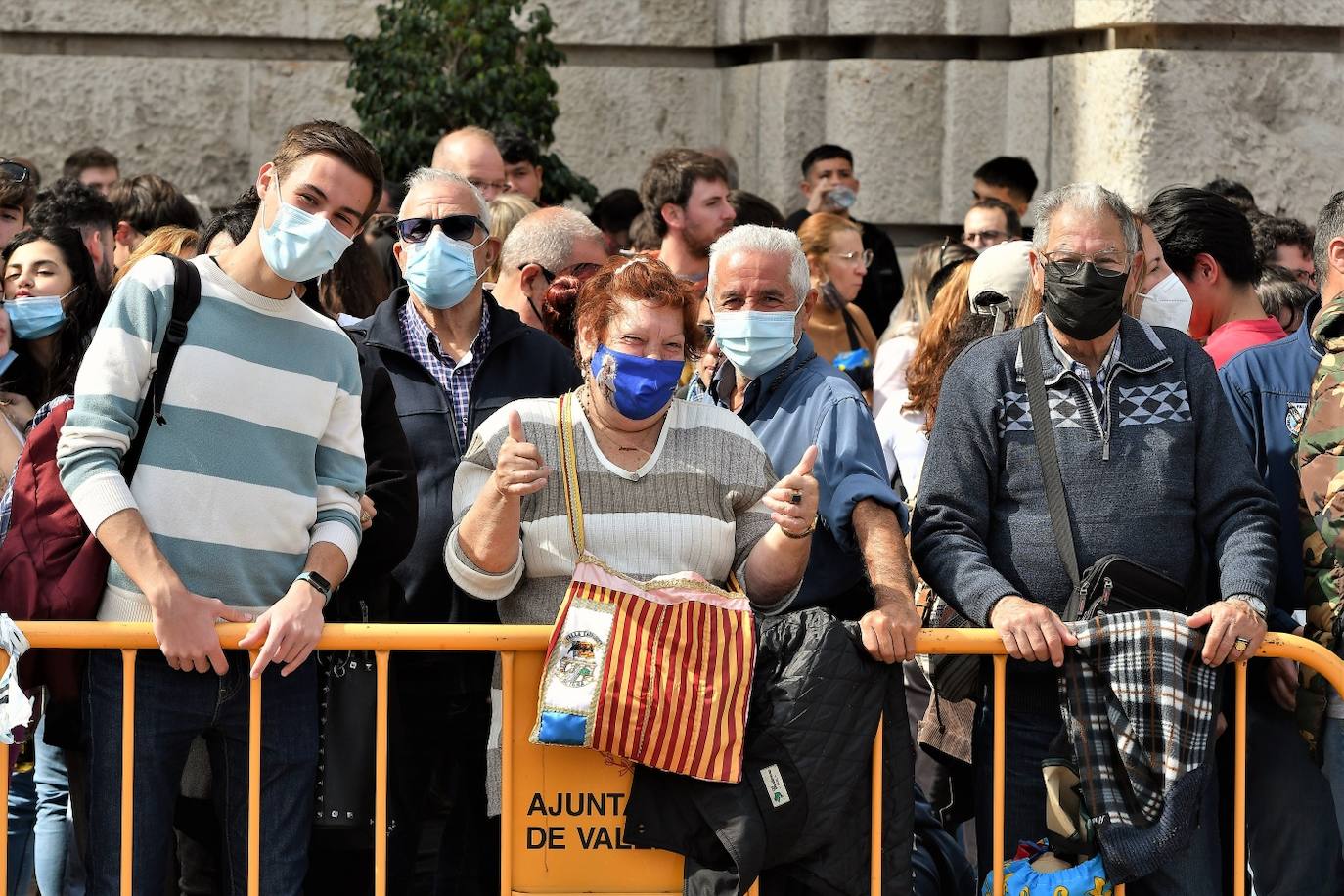 Público de la mascletà de la Plaza del Ayuntamiento este jueves.