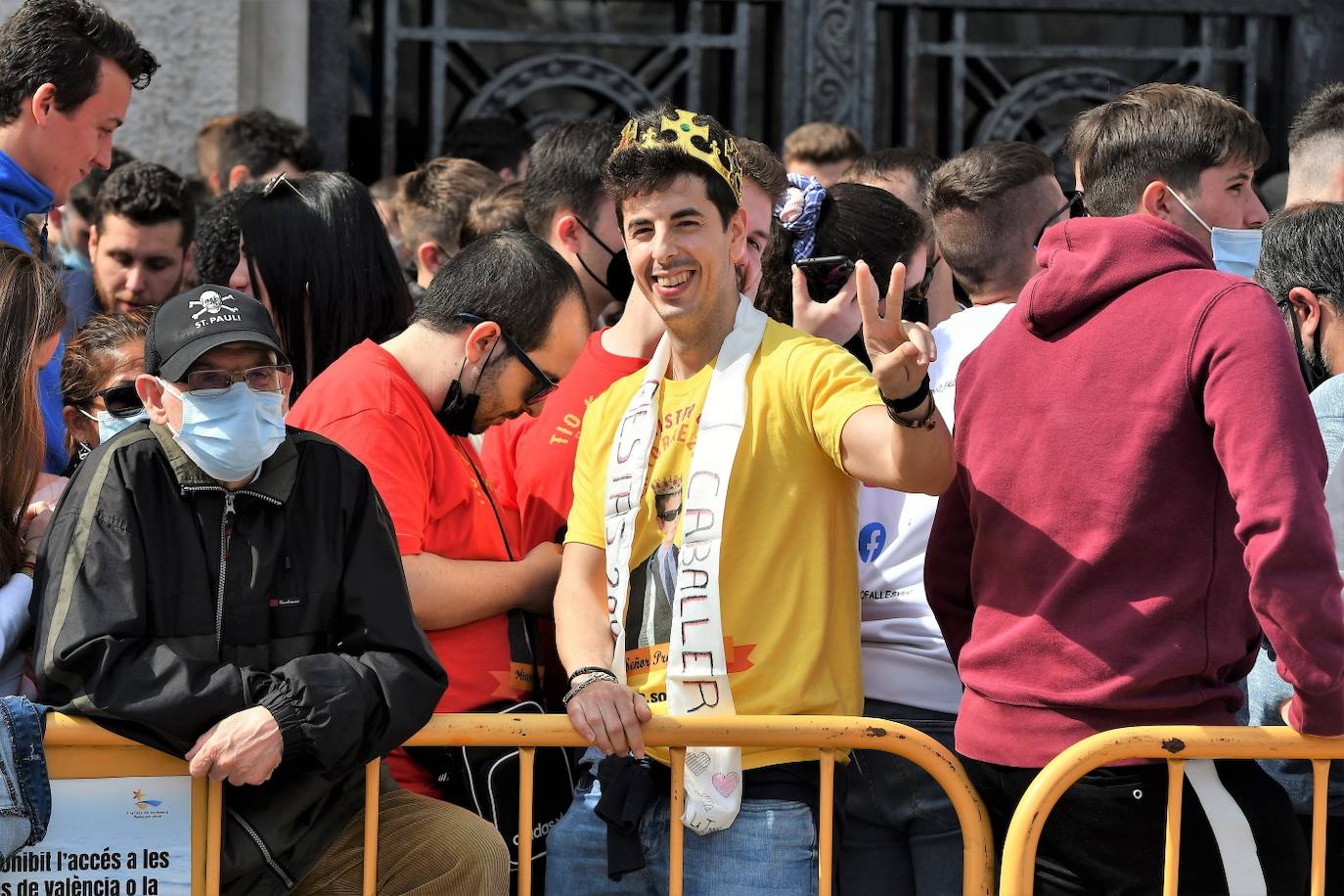 Público de la mascletà de la Plaza del Ayuntamiento este jueves.