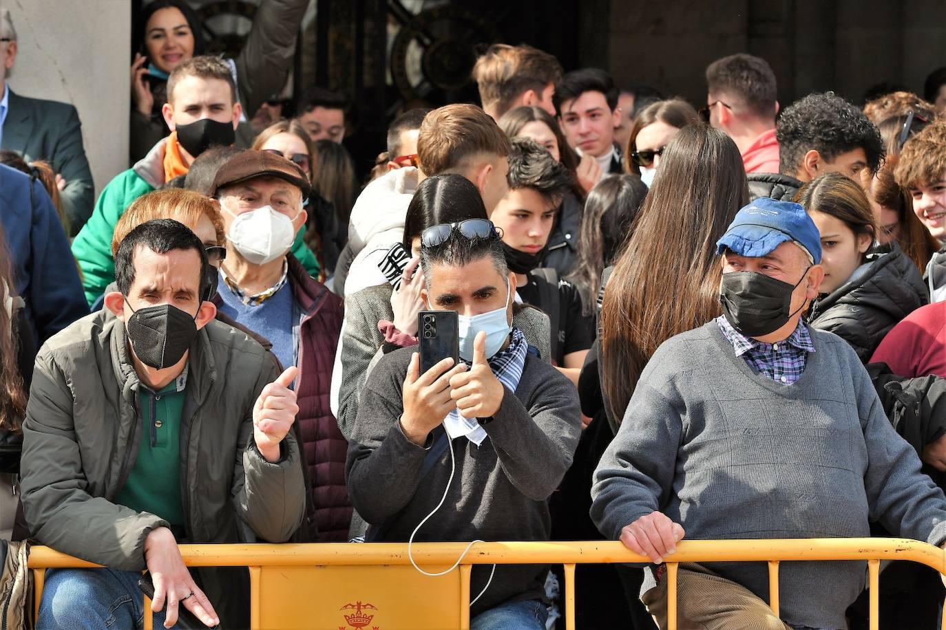 Público de la mascletà de la Plaza del Ayuntamiento este jueves.