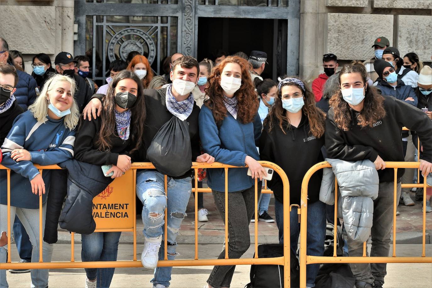 Público de la mascletà de la Plaza del Ayuntamiento este jueves.