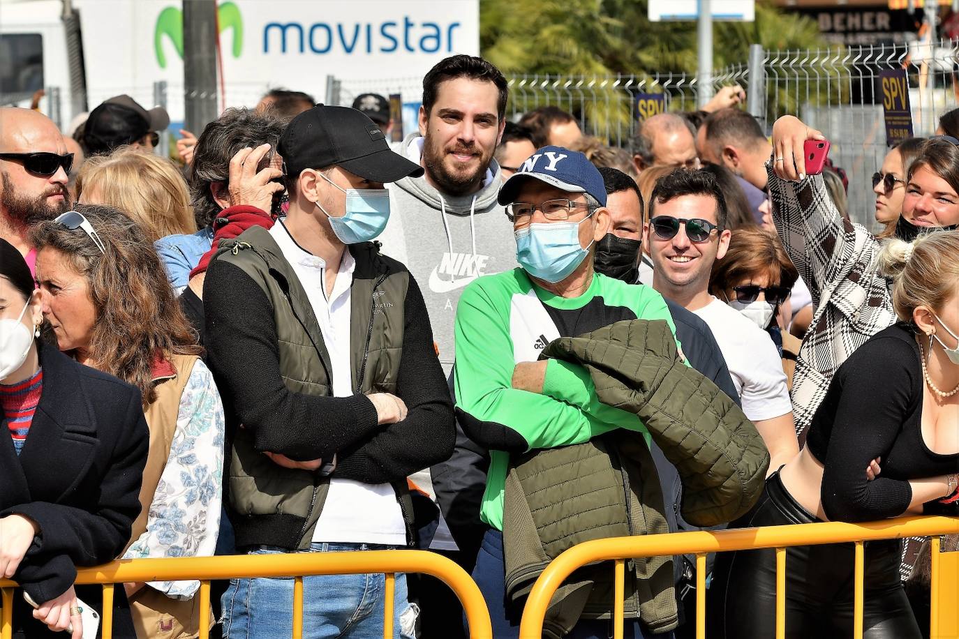 Público de la mascletà de la Plaza del Ayuntamiento este jueves.