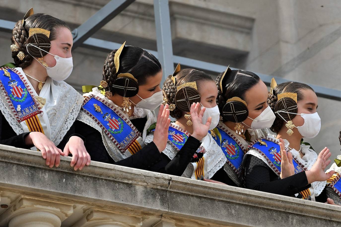 Público de la mascletà de la Plaza del Ayuntamiento este jueves.