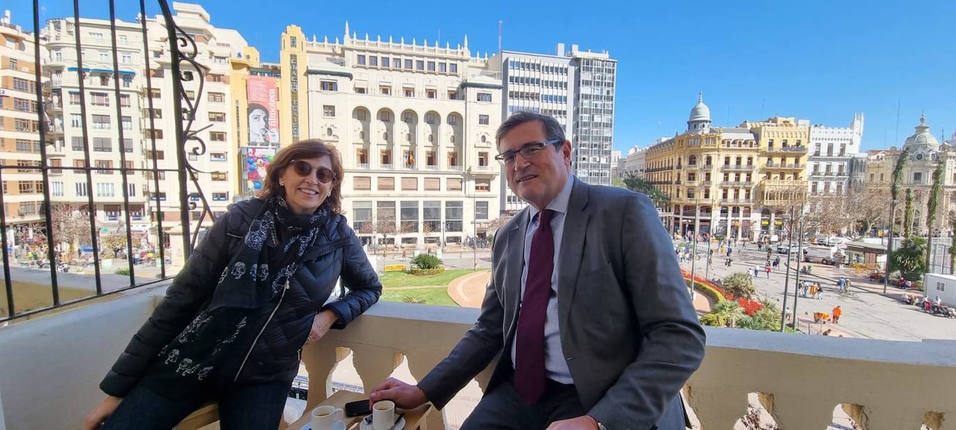 La catedrática Anabel Borja y Pau Pérez Rico, director de relaciones externas de El Corte Inglés, en el balcón de Gerson Ortí.