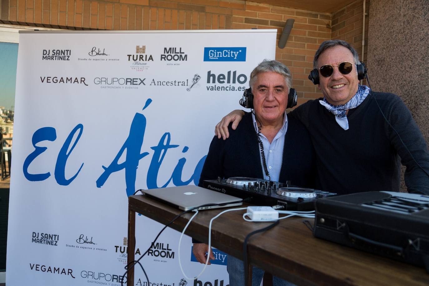 Manolo Mínguez y Santi Martínez en el Atico, en la azotea de los cines Lys.