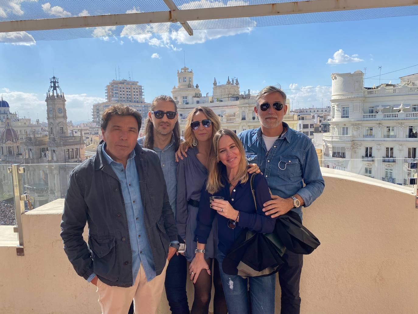 Miguel Aucejo, Laureano V. Durman, Verónica Jorda,María García y Rafael Pérez Higón en uno de los balcones del Ateneo.