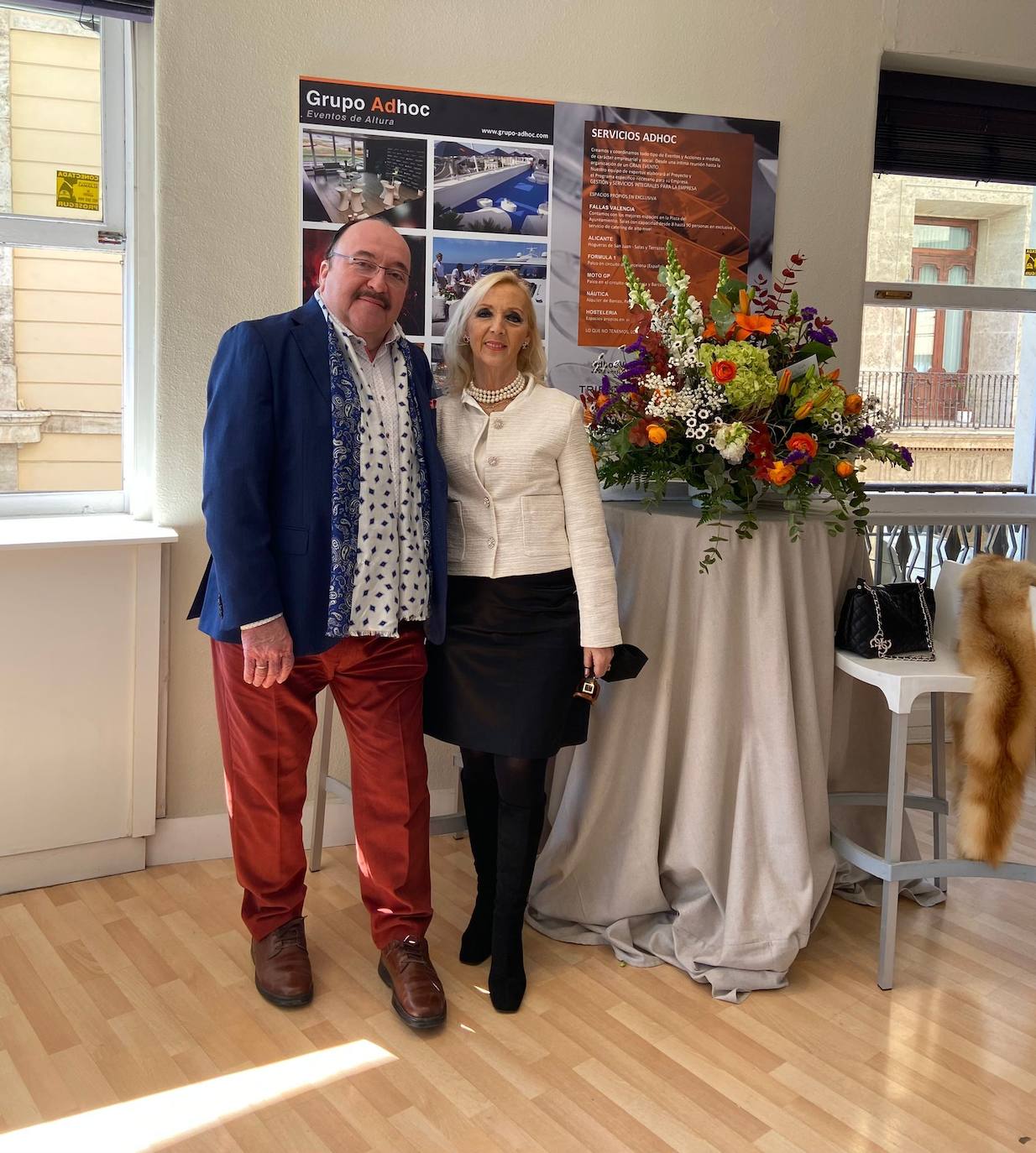 Vicente Masías y Amparo Llacer en el balcón que reservan para invitar a sus amigas de la Orden del Querer Saber.