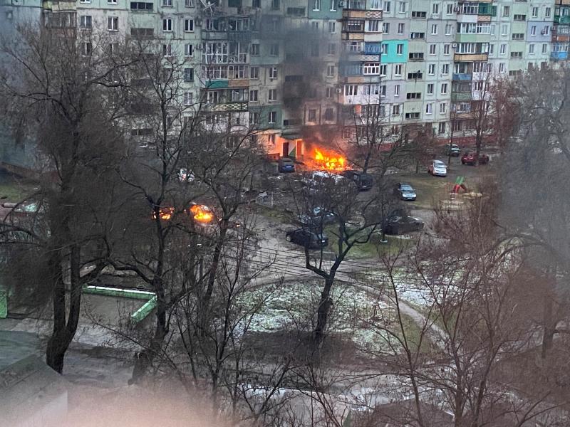 Fuego y edificios destruídos tras el bombardeo ruso en una zona residencial de Mariúpol.