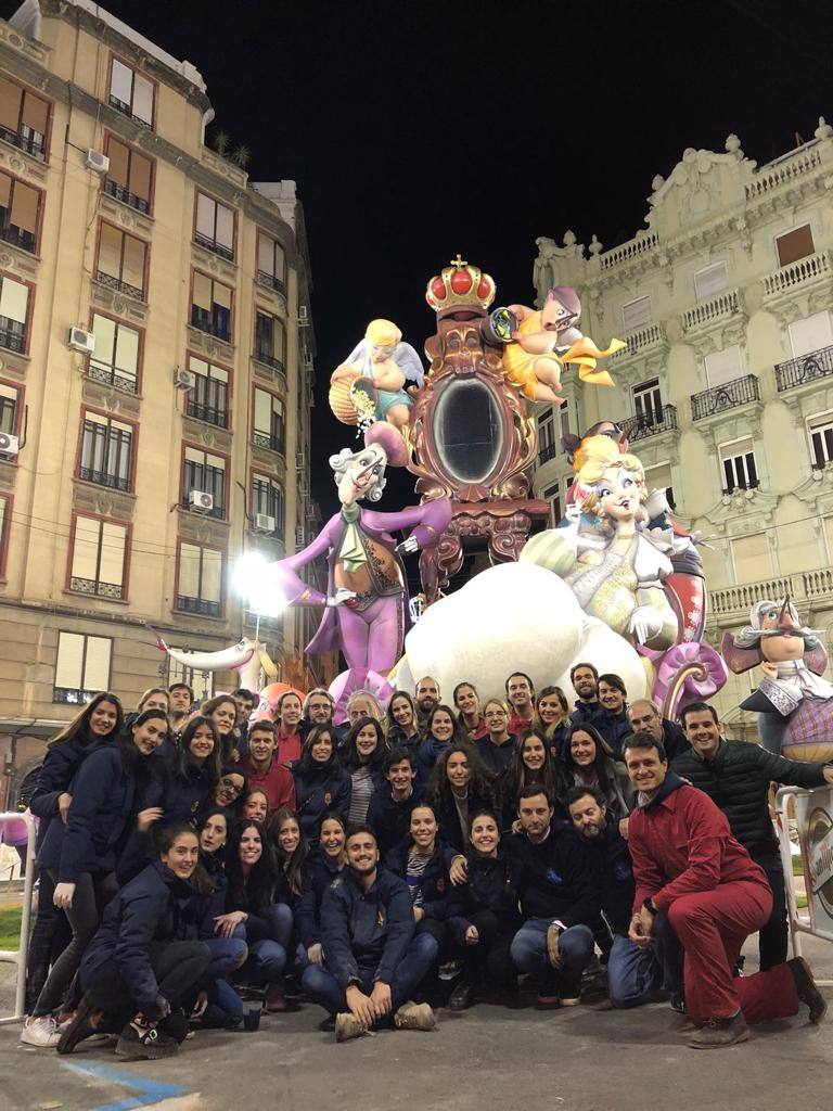 Fotografía de archivo de la gente joven de la comisión junto al monumento fallero en 2019.