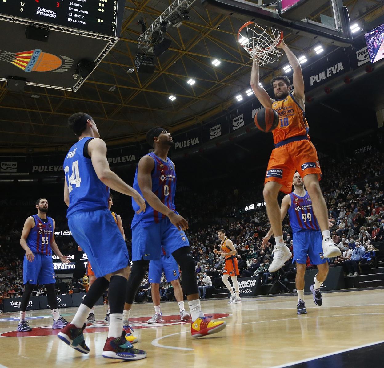 Mike Tobey machaca el aro del Barça ante un Davies impotente. miguel ángel polo
