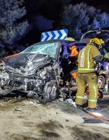 Imagen secundaria 2 - Imágenes del rescate de las dos mujeres heridas en el accidente de tráfico. 