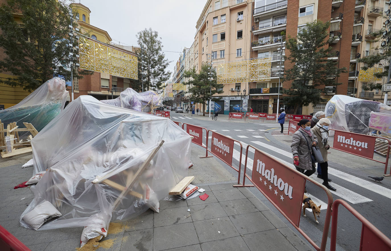 Fotos: Fallas cubiertas de plástico por las lluvias