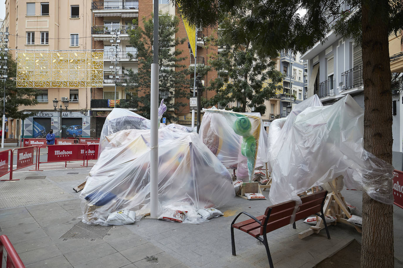 Fotos: Fallas cubiertas de plástico por las lluvias