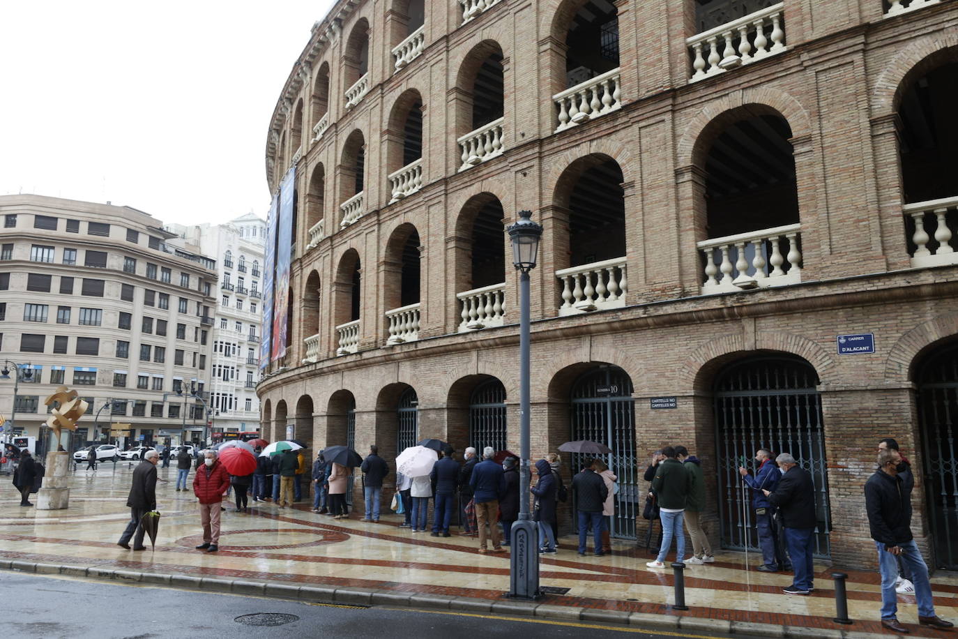 Fotos: Colas bajo la lluvia en la Plaza de Toros de Valencia para comprar entradas para la Feria de Fallas