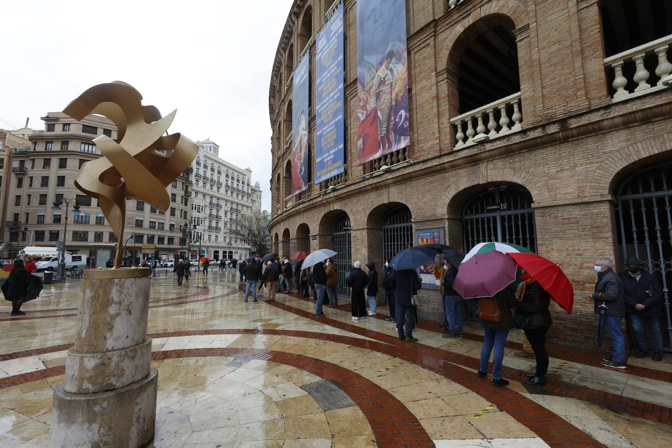 Fotos: Colas bajo la lluvia en la Plaza de Toros de Valencia para comprar entradas para la Feria de Fallas