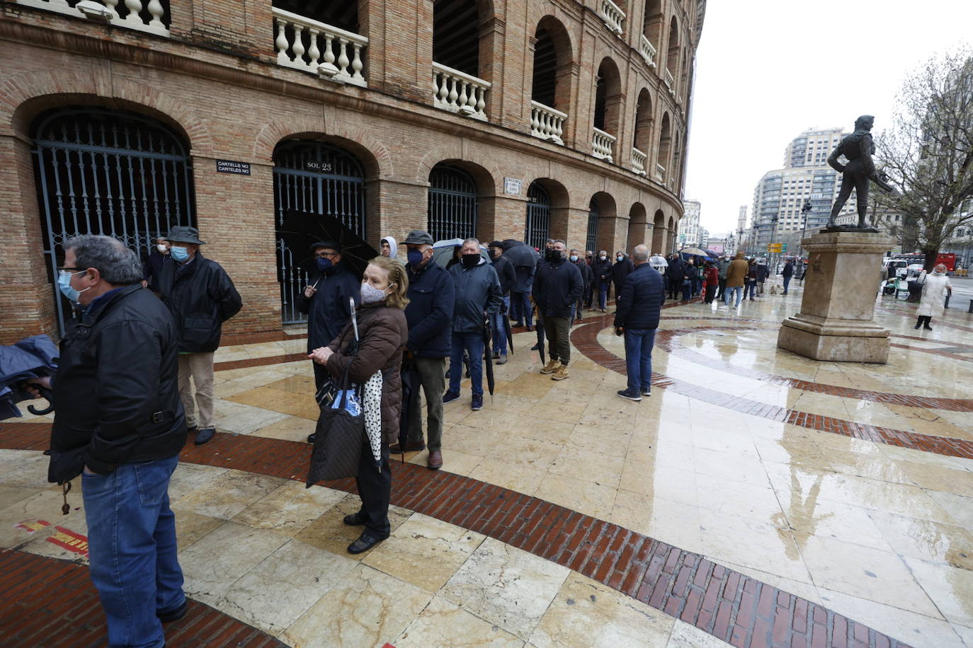 Fotos: Colas bajo la lluvia en la Plaza de Toros de Valencia para comprar entradas para la Feria de Fallas