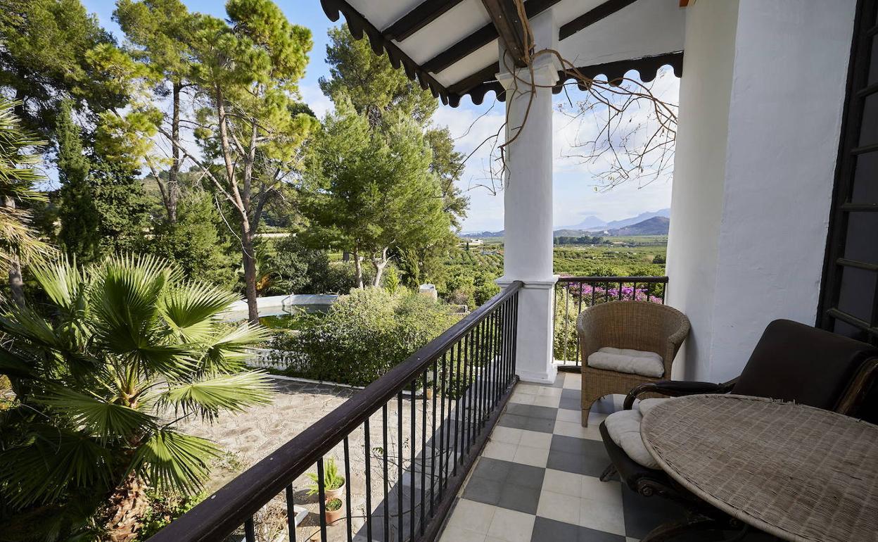 Terraza de Elca, con el paisaje del Montgó al fondo. 