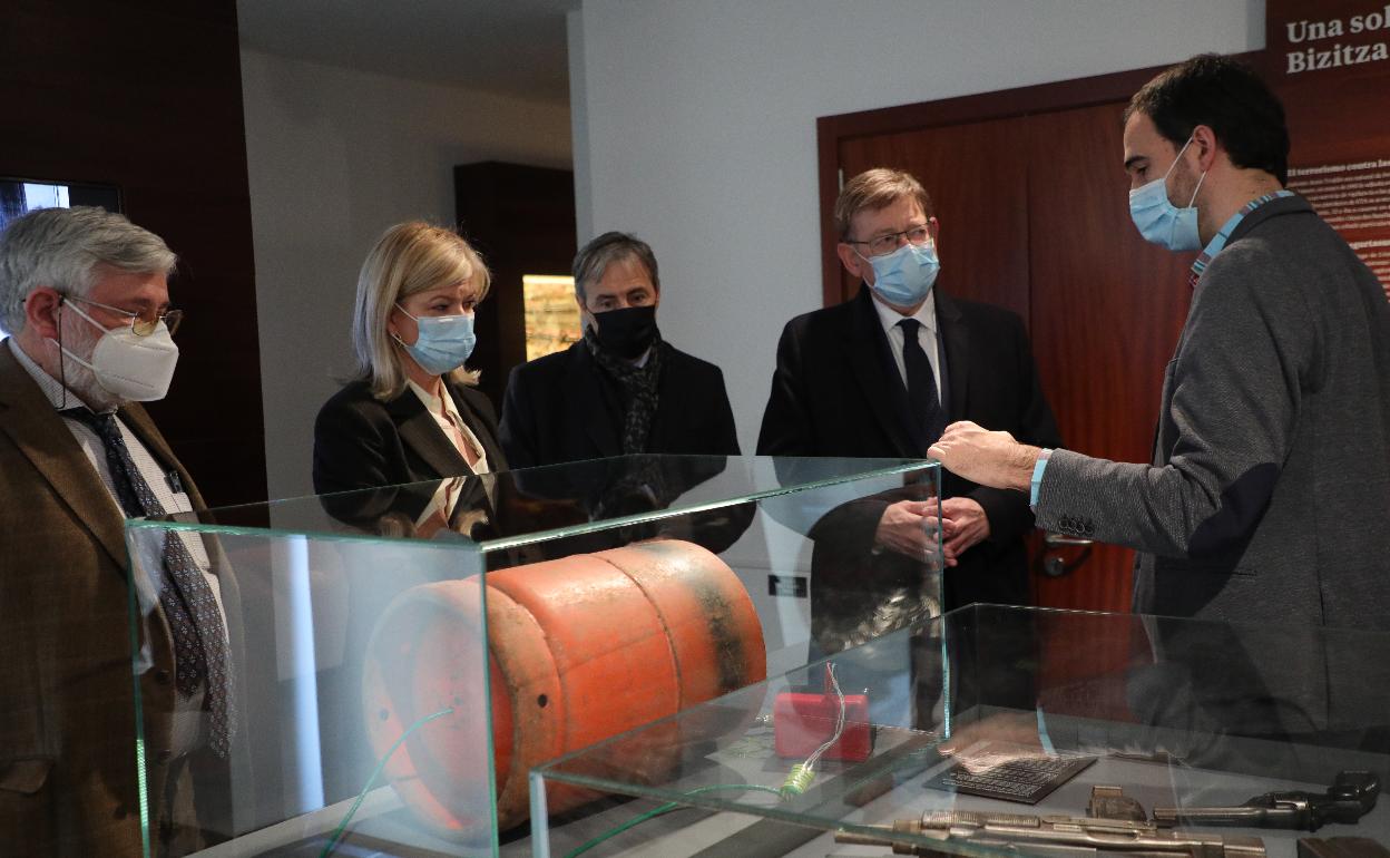 La consellera Gabriela Bravo y el presidente Ximo Puig durante su visita al Centro Memorial. 