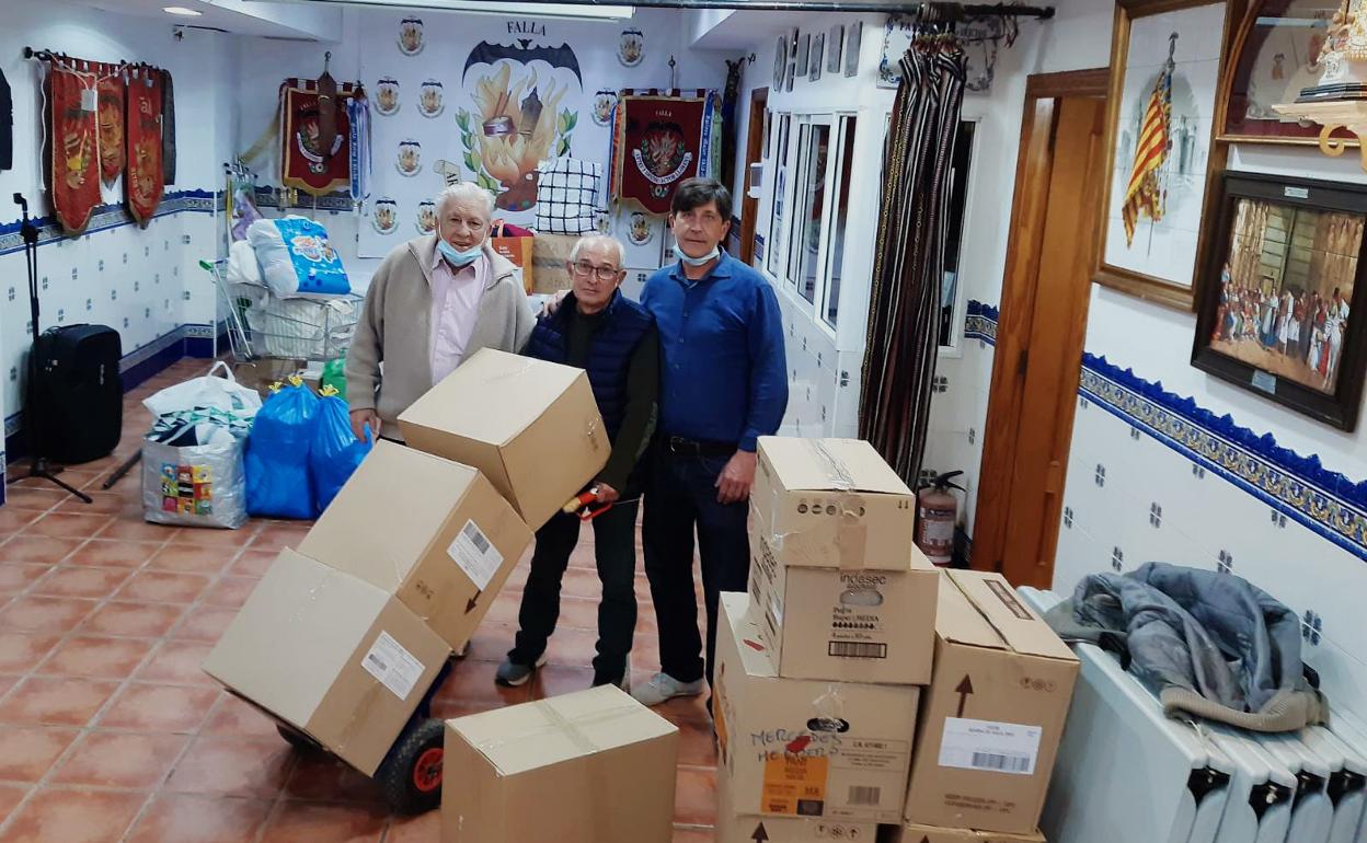 Ayuda a Ucrania desde Valencia | La falla Artes y Oficios recoge material sanitario y alimentos para enviarlos a Ucrania