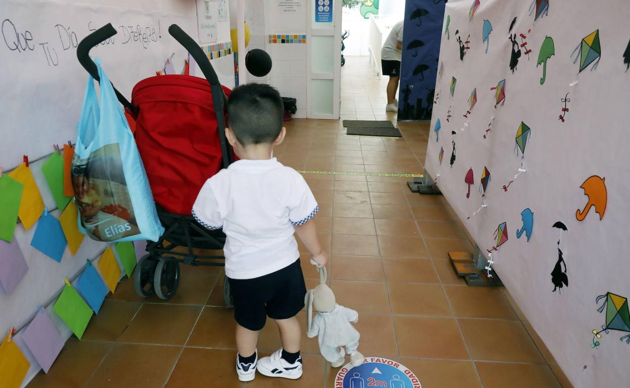 Un niño entrando en su escuela infantil el primer día del curso 2020-2021. 