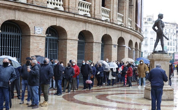 Ni la lluvia puede con los aficionados taurinos de Valencia