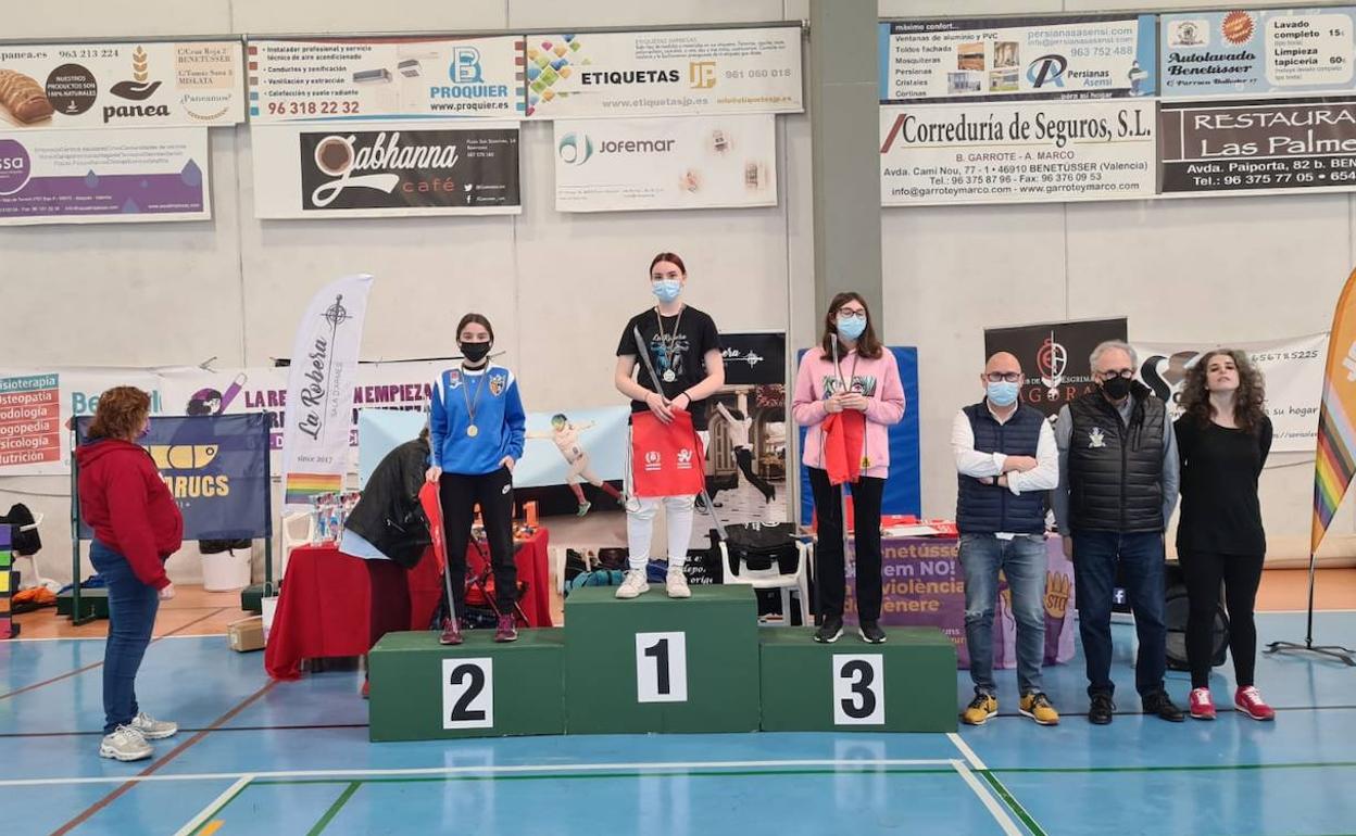 Uno de los podiums con las ganadoras de una de las categorías. 