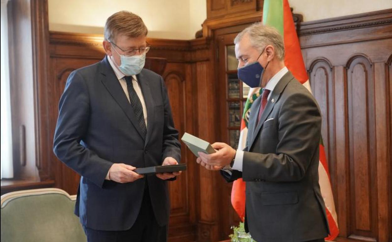 Ximo Puig e Íñigo Urkullu durante la reunión en Vitoria.