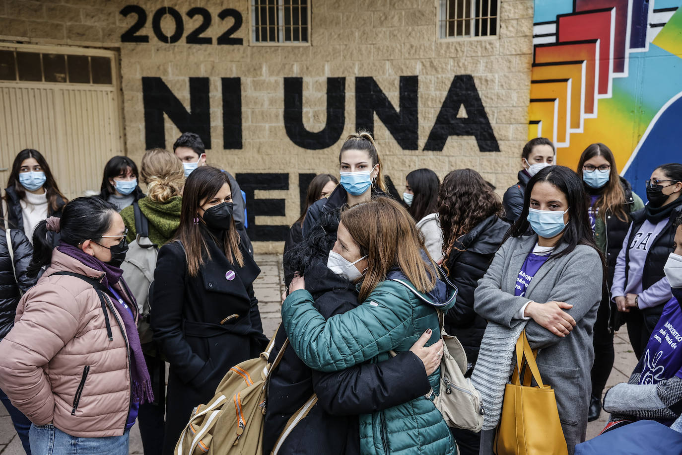 Homenajea a las víctimas de violencia de género y a sus hijos.