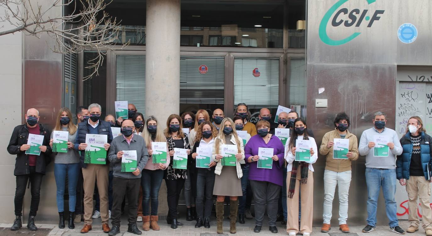 CSIF ha organizado una concentración frente a la sede del sindicato para reclamar igualdad y oponerse a cualquier tipo de discriminación.