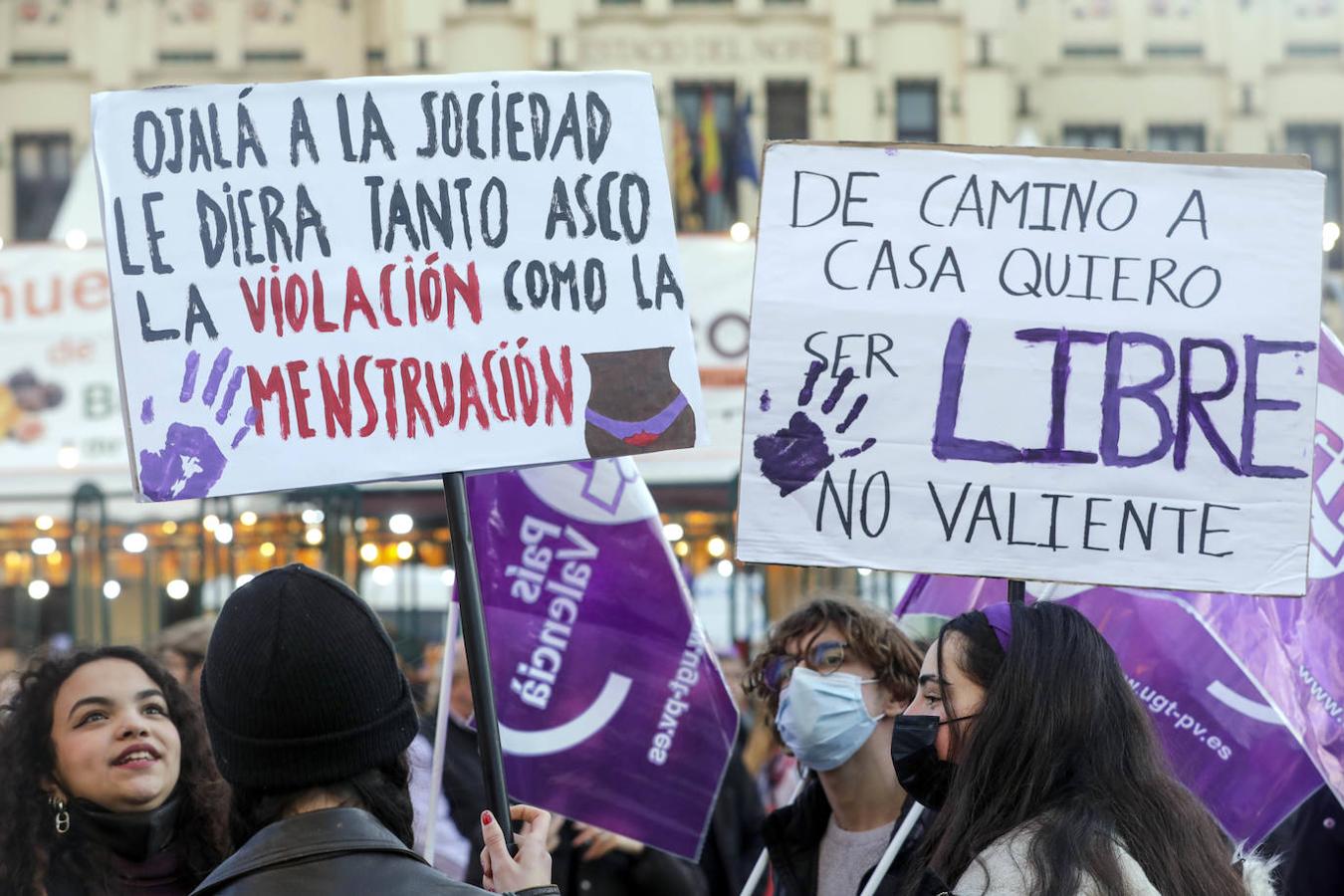 Fotos: Actos y manifestaciones feministas en Valencia por el 8M