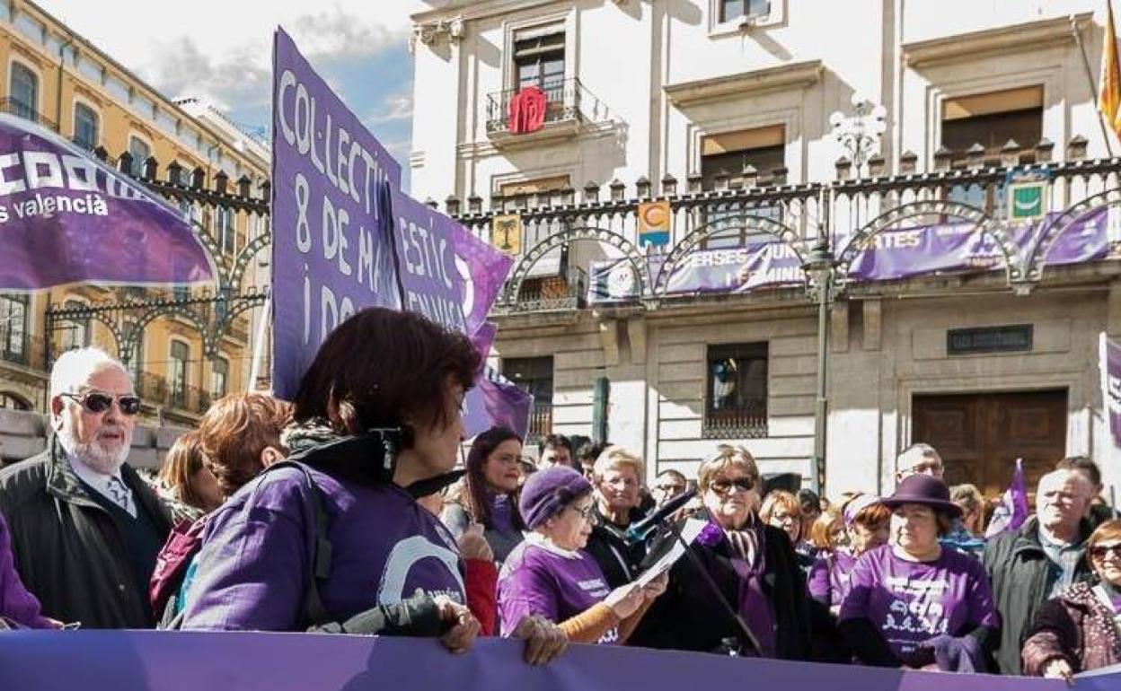 Concentración de 2018, año en que sí que se permitió que se colgara la pancarta. 