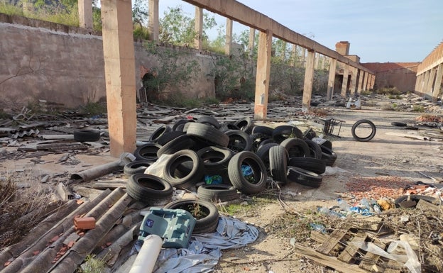 En el lugar se pueden encontrar residuos de todo tipo, también neumáticos y escombros de obras. 