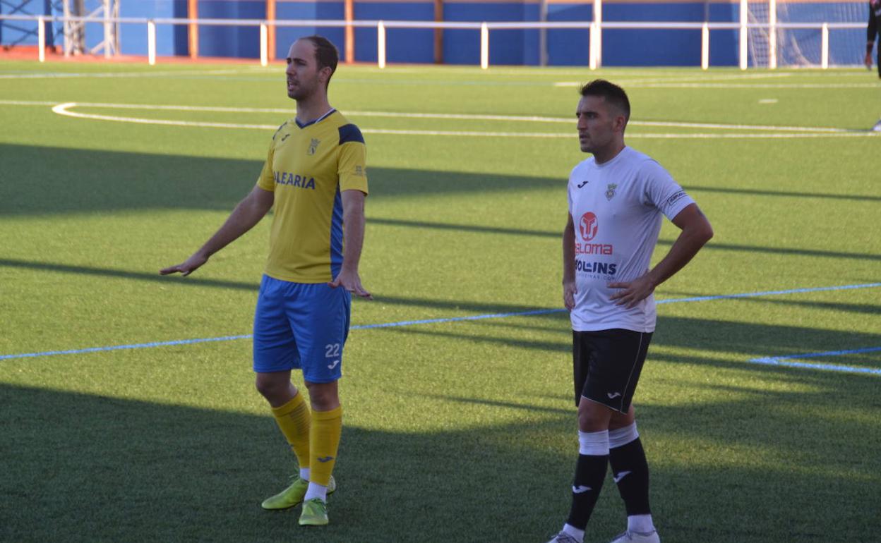 Ferran con un jugador del Muro. 