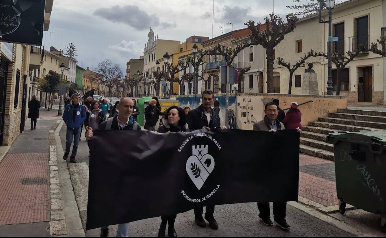 Los manifestantes recorren las calles del municipio. 