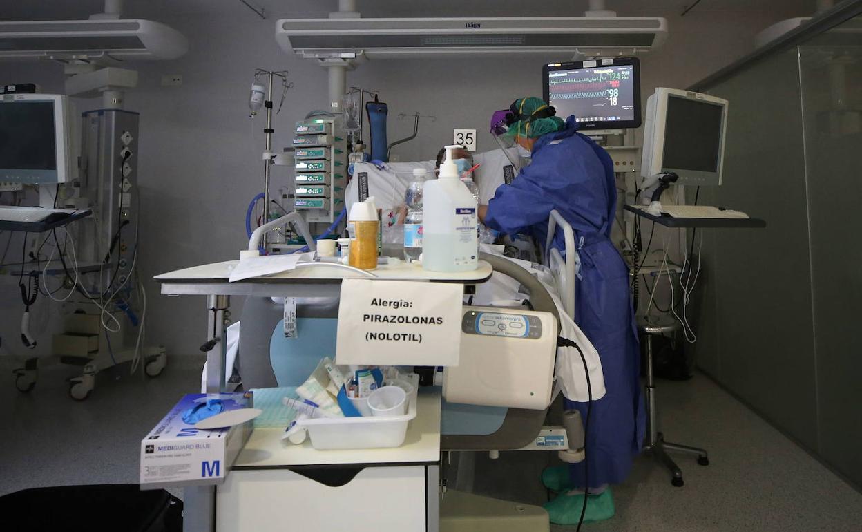 Una sanitaria atiende a un paciente con coronavirus en el Hospital La Fe de Valencia. 