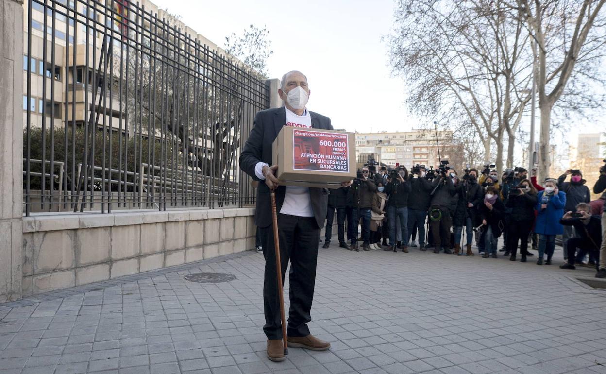 El jubilado Carlos San Juan, promotor de la recogida de firmas por el maltrato de los bancos a los mayores. 