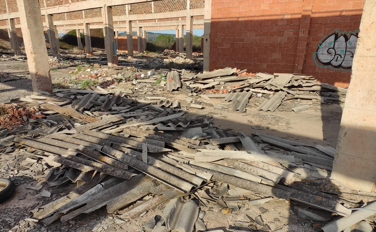 Restos de uralita en el solar de la antigua fábrica de cerámica de la carretera a Llocnou d'En Fenollet. 