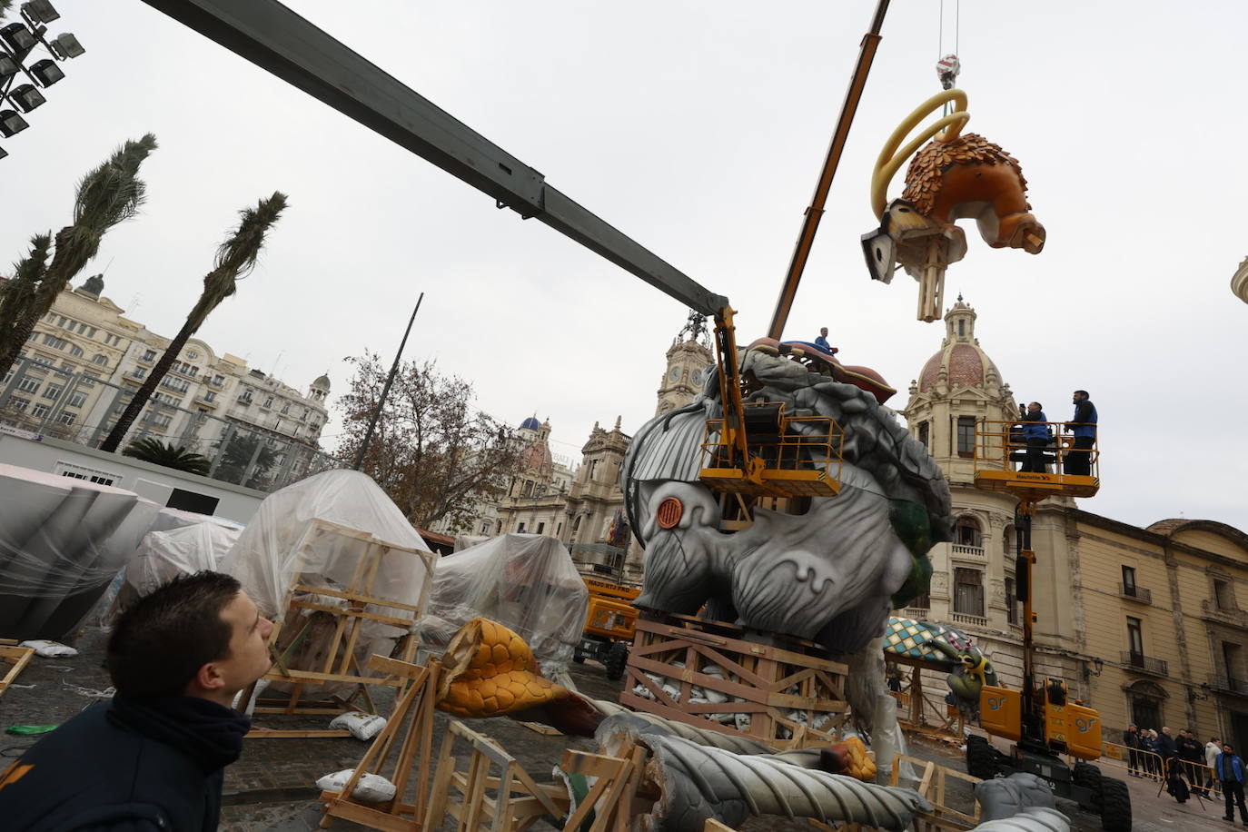 Piezas de la falla municipal en la Plaza del Ayuntamiento.