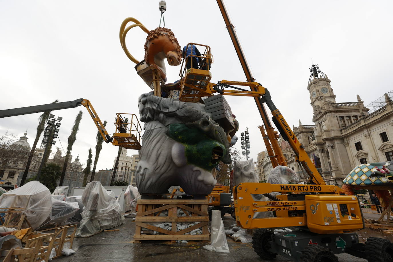 Piezas de la falla municipal en la Plaza del Ayuntamiento.