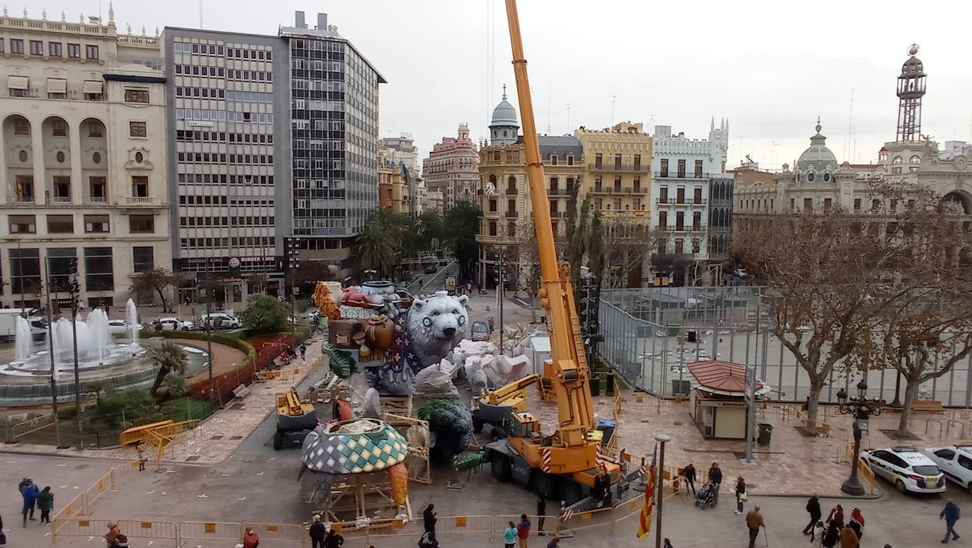 Piezas de la falla municipal en la Plaza del Ayuntamiento.