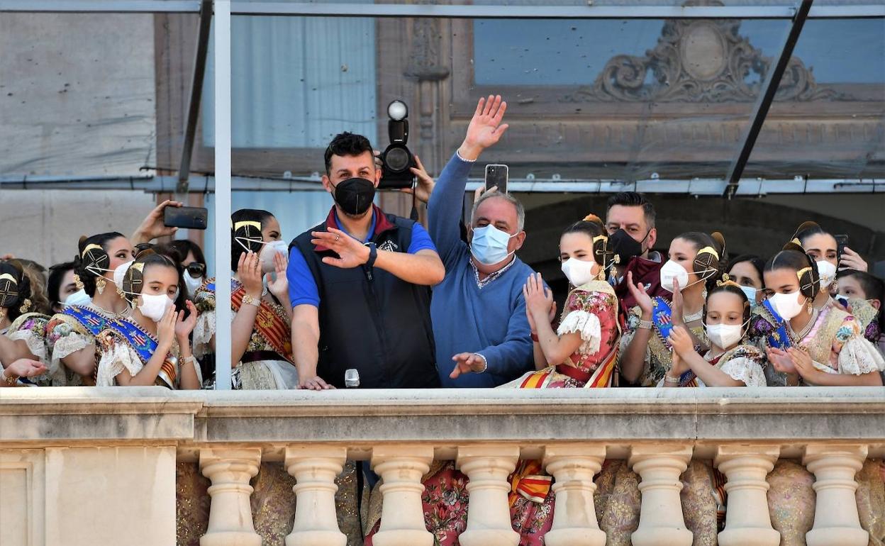 Mascletà de Fallas en Valencia | Quién ha estado en el balcón de la mascletà de hoy viendo el Crespo Doble