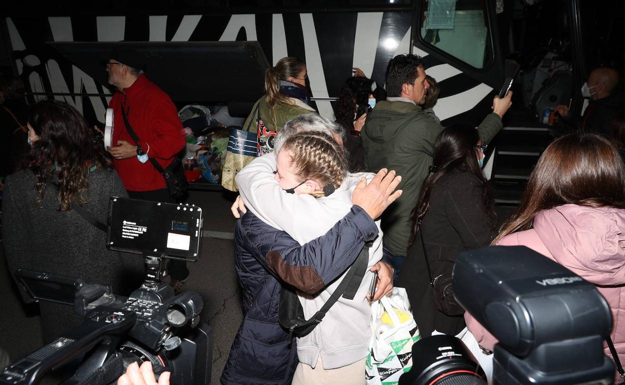 Llegada del segundo autobús fletado por la Fundación Juntos por la Vida. 