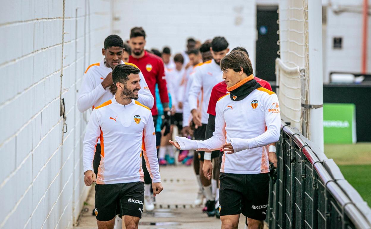 Gayà, junto a Jesús Vázquez, charlando antes de saltar al césped de la Ciudad Deportiva de Paterna. 