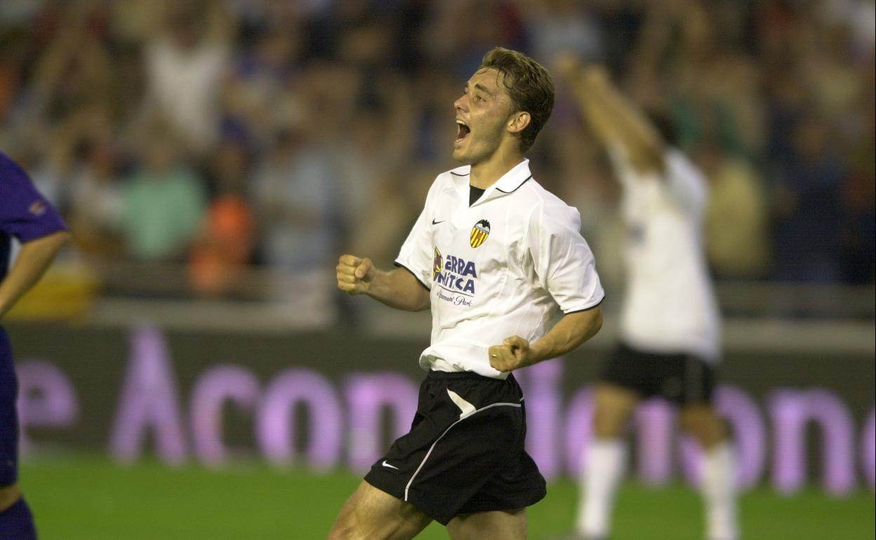 Fábio Aurélio, celebrando un tanto con el Valencia en Mestalla. 